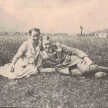 Erna und Otto Flake nebeneinander halb sitzend inmitten einer Wiese