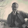 Portrait Otto Flake: sitzend, ein Arm in die Hüfte gestemmt
