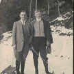Otto Flake und Ernst Stadler mit Schlitten im Schnee