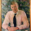 Ein Gemälde von Otto Flake: Er sitzt an einem Tisch. Die Hände sind übereinander gelegt. Im Hintergrund Bäume