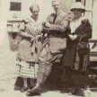 Hofsituation: Otto Flake steht mittig vor einer Hauswand. Links neben ihm Erna und rechts neben ihm Frau Fischer