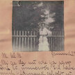 Beschriebene Postkarte mit Foto von Erna Bruhn, vor einem Zaun stehend