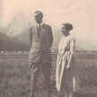 Erna und Otto Flake stehend in der Wiese. Flake vorne und Erna im seitlichen Profil