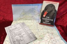 Buch, Liste und Landkarte vor rotem Hintergrund.