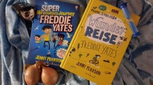 2 Bände der Reihe Freddie Yates mit Taschenlampe, Sanduhr und Zwiebeln