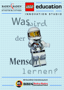 Ein Plakat. Ein Legomännchen als Astronaut ist darauf dargestellt mit dem Text: Was wird der Mensch lernen?
