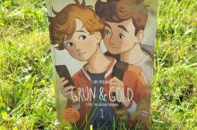 Buchcover auf grüner Wiese. Zwei Jungen stehen nahe beinander.