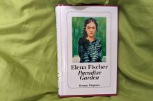 Buch drapiert auf grünem Tuch. Auf dem Cover ist ein gemaltes Bild mit einer jungen Frau.