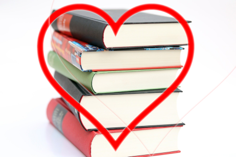 Fotocollage: Ein Stapel Bücher von einem roten Herzrahmen umgeben.