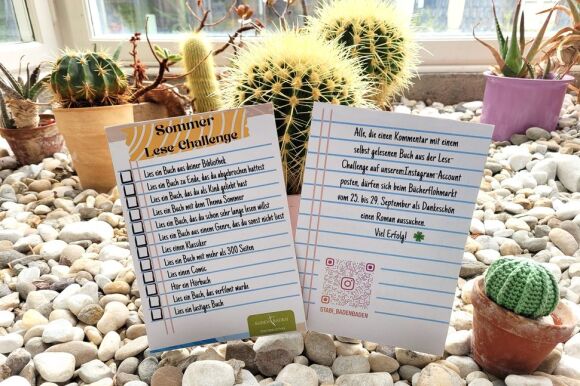 Liste einer Challenge zum Abhaken, vor einem Kakteengarten
