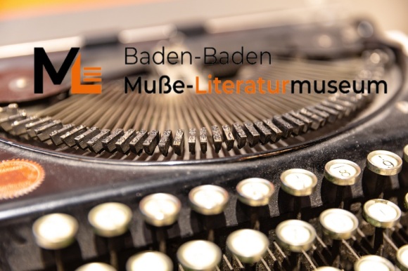 Auf dem Foto sind die Tasten einer alten Schreibmaschine zu sehen. Darüber wird das Logo des Muße-Literaturmuseums angezeigt.
