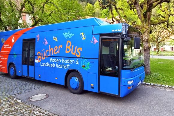 Blauer Bücherbus in Klostergarten