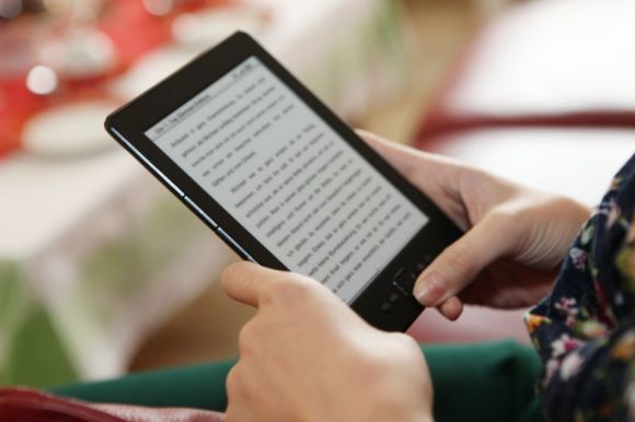 Zoom auf einen E-Book-Reader, in dem gerade gelesen wird