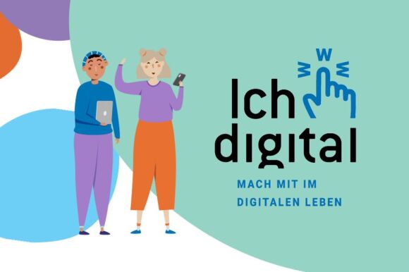 Zwei Personen, eine ältere und eine jüngere, stehen nebeneinander und halten digitale Geräte. Sie lächeln und wirken zufrieden. Der Text daneben lautet: 'Für alle, die sicherer im digitalen Alltag werden möchten!'