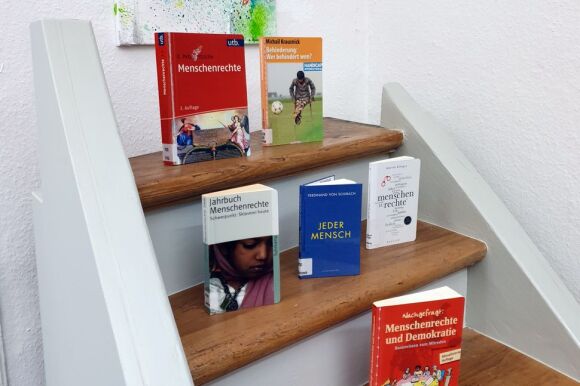 Buchausstellung auf Treppe zum Thema Menschenrechte.