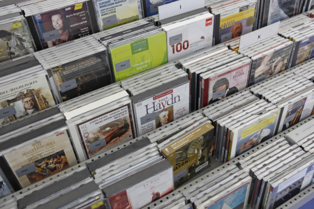 CDs in Regalen der Bibliothek