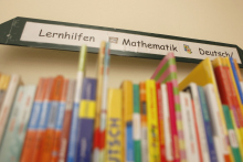 Bücherregal in der Kinderbibliothek