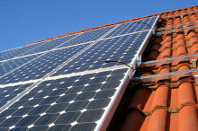 Eine Photovoltaikanlage auf einem Hausdach. 