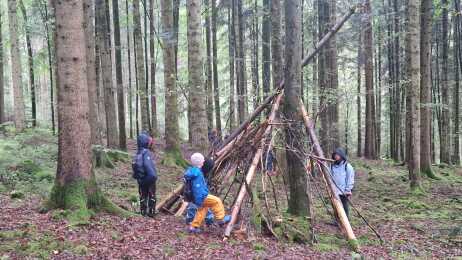 Kindergruppe beim Hüttenbau