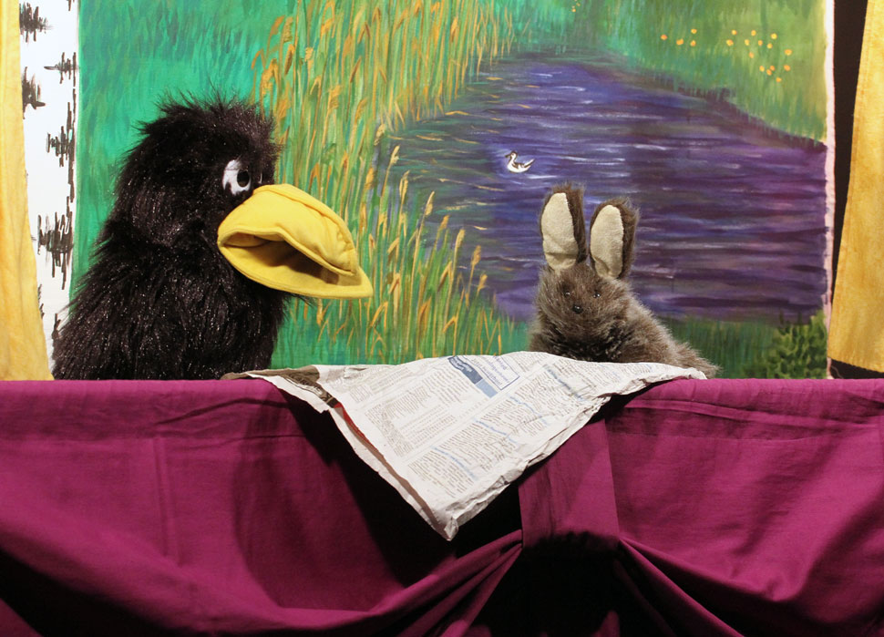 Puppentheater mit einem Raben und einem Hasen