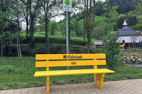 Gelbe Mitfahrbank vor der Geroldsauer Mühle.