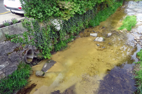 Schmutzwasser in den Steinbach eingeleitet.