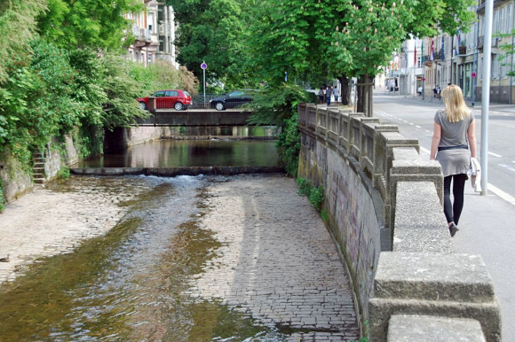 Die Oos in Baden-Baden mit niedrigem Wasserstand