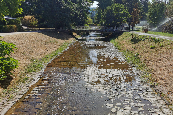 Das Flussbett der Oos in der Innenstadt. Es sind erste trockene Stellen sichtbar.