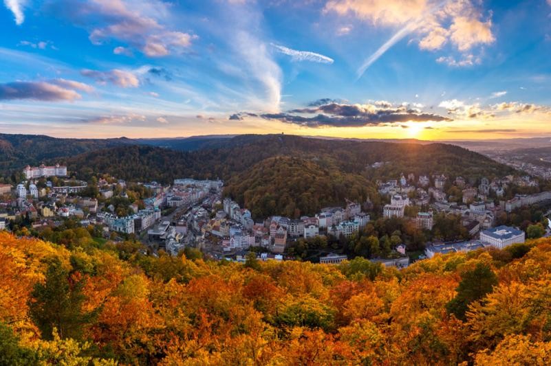Herbstliche Panoramaaufnahme der Stadt Karlsbad. 