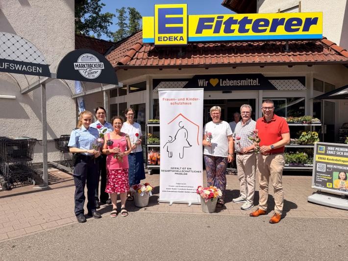Julia Brückner, Melanie Fischer, Ursula Frenzel, eine Mitarbeiterin des Frauenhauses, Petra Kurpisz, Roland Fitterer und Bürgermeister Dr. Tobias Krammerbauer (von links) setzten bei der Aktion „Rosen statt Veilchen“ in Lichtental ein sichtbares Zeichen gegen häusliche Gewalt.