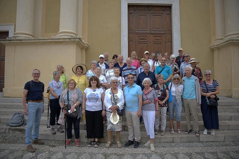 Gruppenbild auf einer Treppe vor einer Kirche.