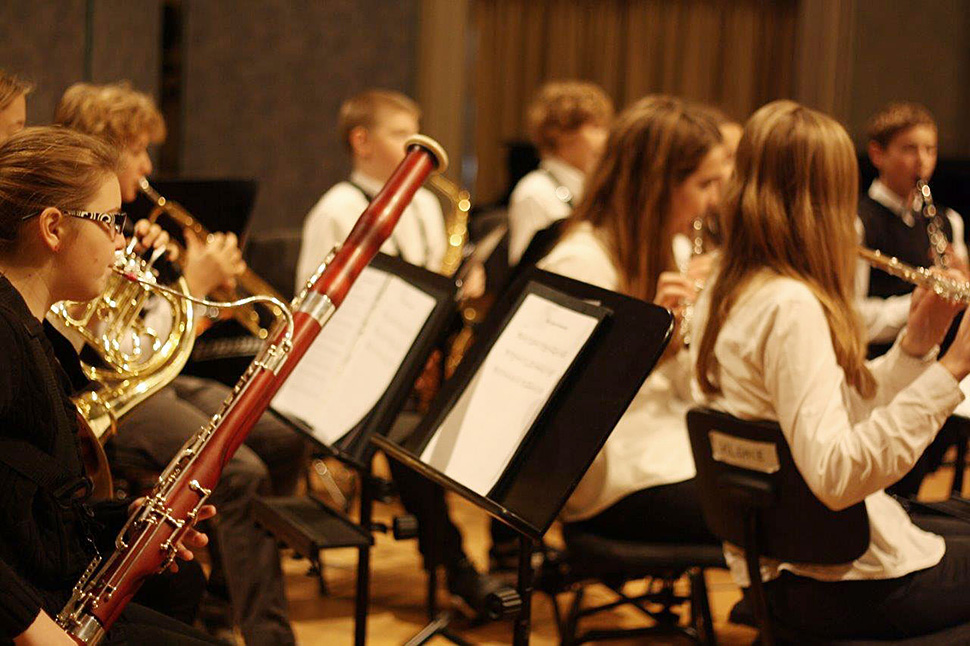 Ein Orchester musiziert. 