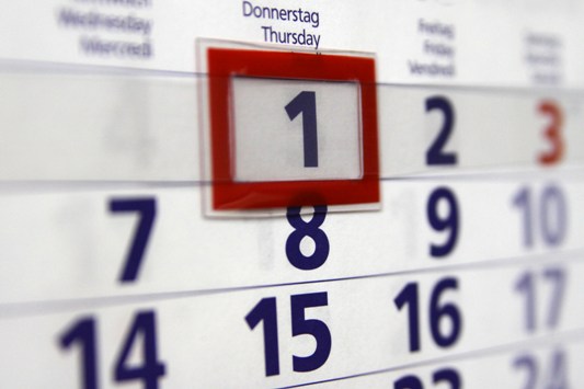 Ein Kalender in dem der erste Tag des Monats markiert ist.