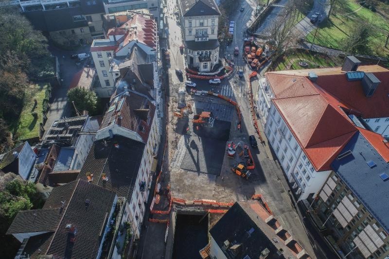 Luftaufnahme des Hindenburgplatzes während der Fertigstellung der Kaiserbrücke.