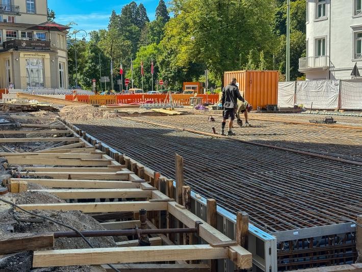 Hindenburgplatz, die Bewehrung ist eingebaut und die Schalung vorbereitet: Ab Donnerstag wird der erste Teilbereich der Kaiserbrücke betoniert. 
