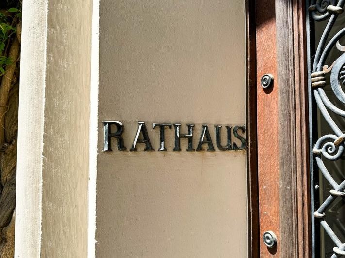 Schriftzug Rathaus
