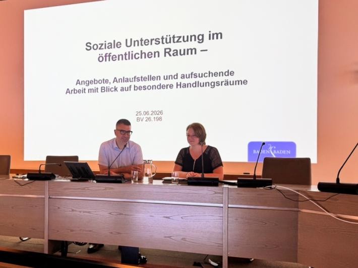 Bürgermeister Dr. Tobias Krammerbauer und Romana Huck, stellvertretende Leiterin des Sozial- und Jugendamts, in der Sitzung Sozialausschusses.