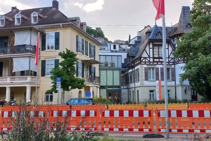 Bausstellenzaun vor Stadtbibliothek Baden-Baden