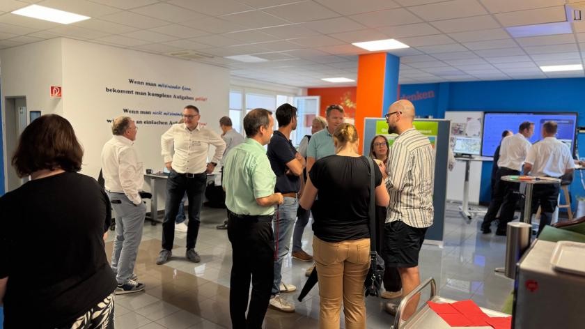 Foto: Matthias Götz/Stadt Baden-Baden Beim Digitaltag informierten sich zahlreiche Mitarbeitende an den verschiedenen Stationen über digitale Projekte und Anwendungen der Stadtverwaltung.