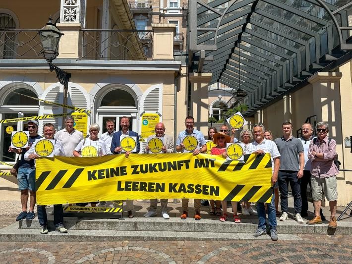 OB Thomas Jung versammelte sich gemeinsam mit Vertreterinnen und Vertretern der Verwaltung sowie Mitgliedern des Gemeinderats vor dem Bürgerbüro auf dem Jesuitenplatz.