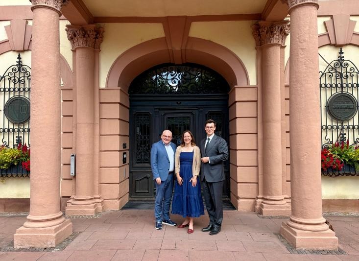 Rastatts Oberbürgermeisterin Monika Müller, ihr Baden-Badener Kollege Thomas Jung sowie der CDU-Bundestagsabgeordnete Kai Whittaker im Austausch.