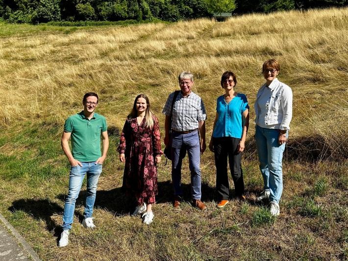 Von links: Rüdiger Lorth (Bürgerstiftung Baden-Baden), Cornelia Stahr (Baden-Baden Tourismus GmbH), Markus Brunsing (Leiter des Gartenamts), Petra Ringel (Gartenamt) und Birgitta Marquet (Bürgerstiftung Baden-Baden) stellten das Projekt zur naturnahen Wiesenpflege im Rotenbachtal vor.